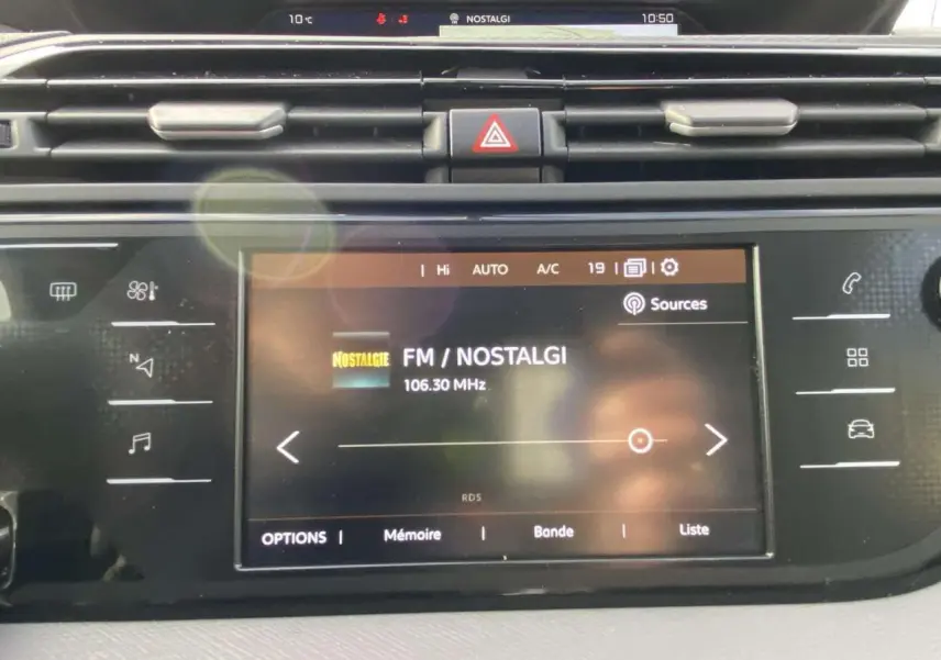 Écran tactile central allumé affichant la radio FM Nostalgie dans l'habitacle d'une Citroën C4 Spacetourer noire.