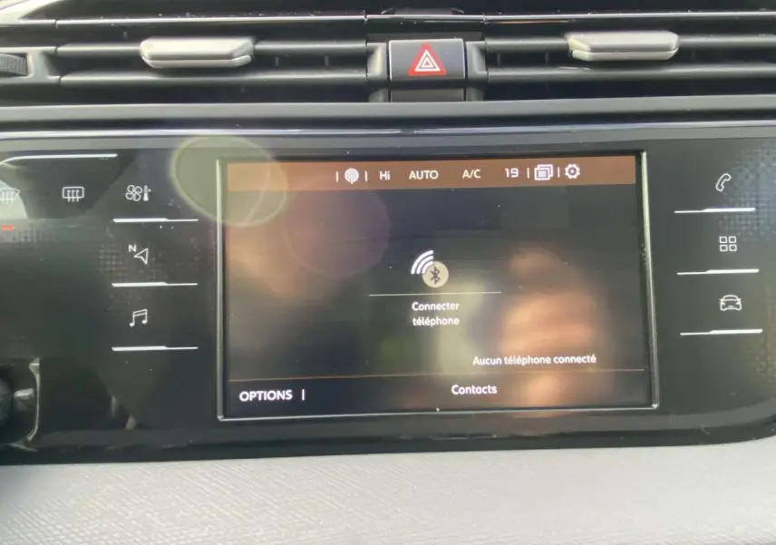 Écran tactile central 12 pouces du Citroën C4 Spacetourer noir 2019 affichant la connexion Bluetooth au téléphone.