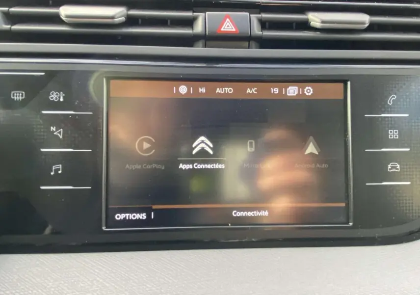 Écran tactile central du Citroën C4 Spacetourer 2019 affichant les applications connectées dans l'habitacle.