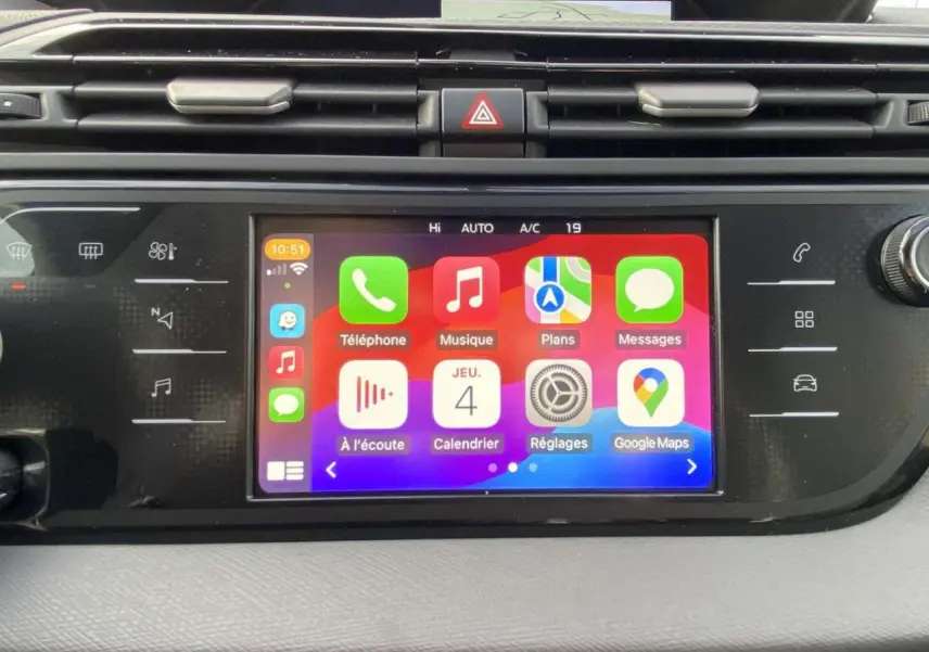 Écran tactile 12 pouces du tableau de bord de la Citroën C4 Spacetourer 2019 avec interface Apple CarPlay colorée.
