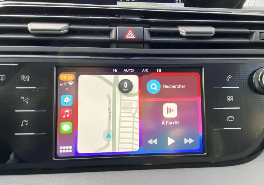 Écran tactile central affichant la navigation et la musique dans le tableau de bord d'une Citroën C4 Spacetourer noire.