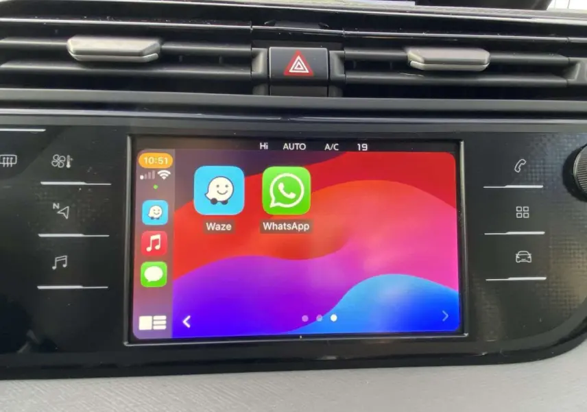 Écran tactile central du tableau de bord du Citroën C4 Spacetourer 2019 affichant les applications Waze et WhatsApp.