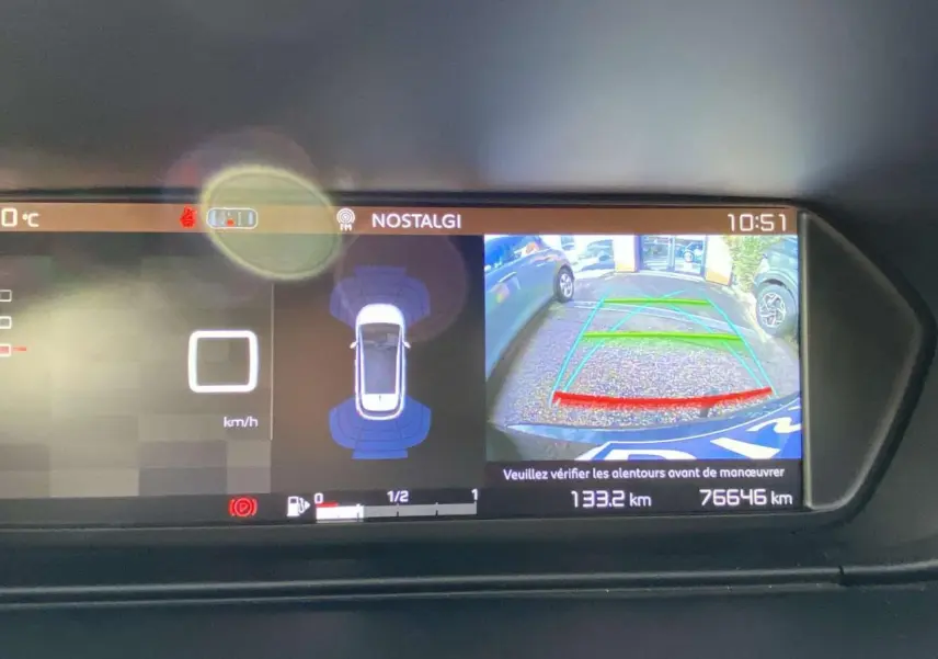 Écran de tableau de bord du Citroën C4 Spacetourer noir montrant la caméra de recul et les capteurs de stationnement.