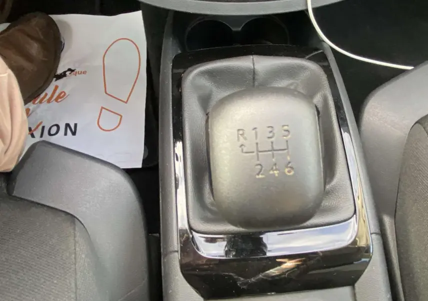 Le levier de vitesses manuel noir de la Citroën C4 Spacetourer 2019 vu de dessus au centre de la console.