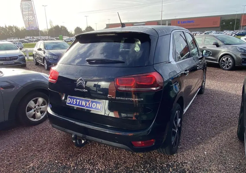 Vue 3/4 arrière droite d'une Citroën C4 Spacetourer noire avec attelage col de cygne et jantes alliage bi-ton.