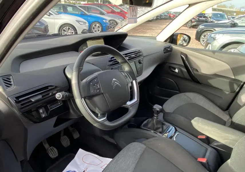 Vue intérieure côté conducteur du Citroën C4 Spacetourer noir 2019 avec volant multifonction et boîte manuelle.