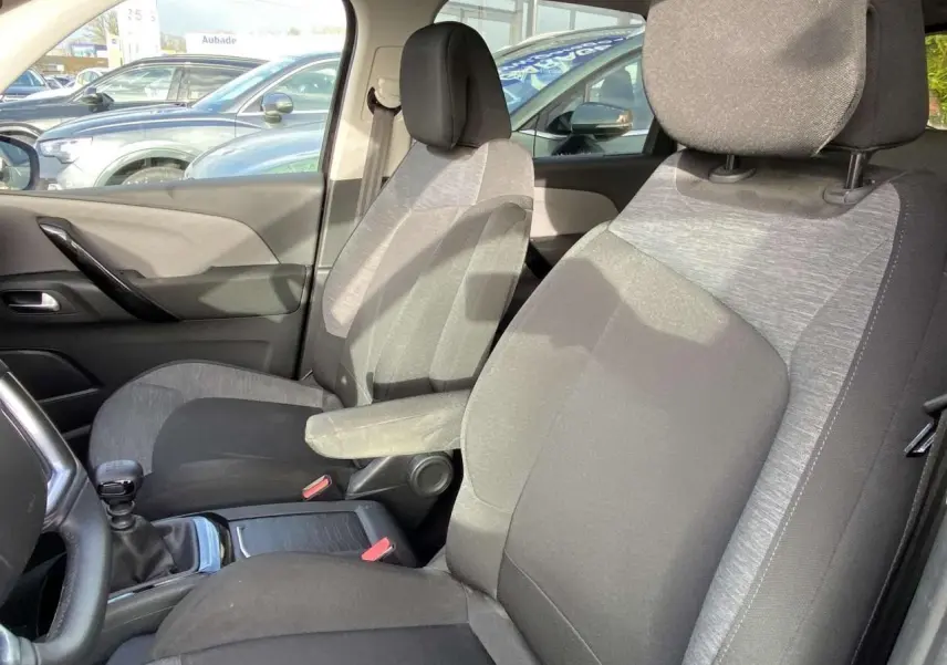 Vue intérieure côté conducteur du Citroën C4 Spacetourer 2019, sièges tissu gris et noir avec accoudoir central.