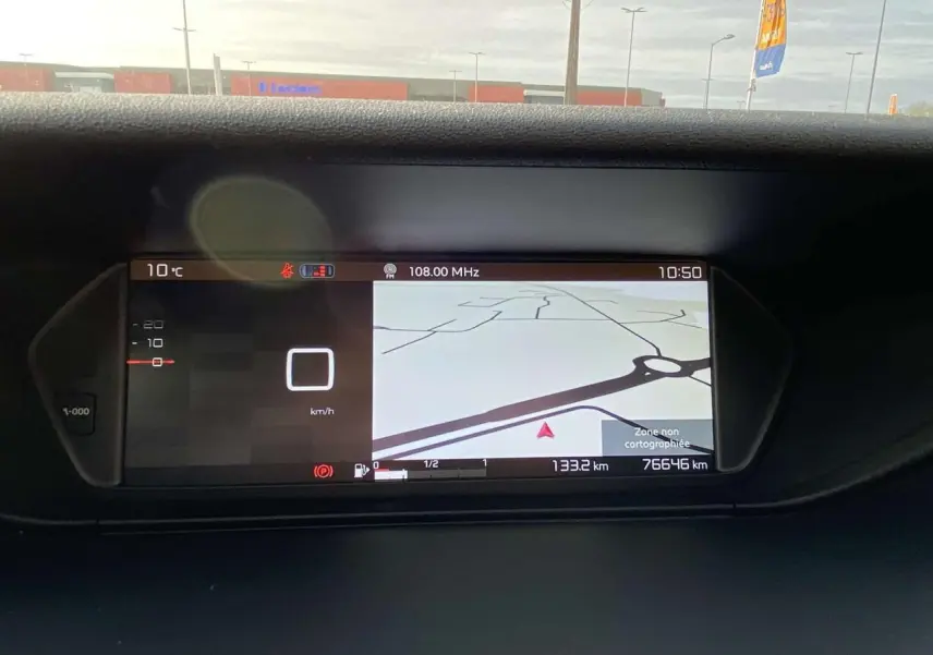 Tableau de bord numérique de Citroën C4 Spacetourer noir, affichant la navigation et la vitesse à 0 km/h.