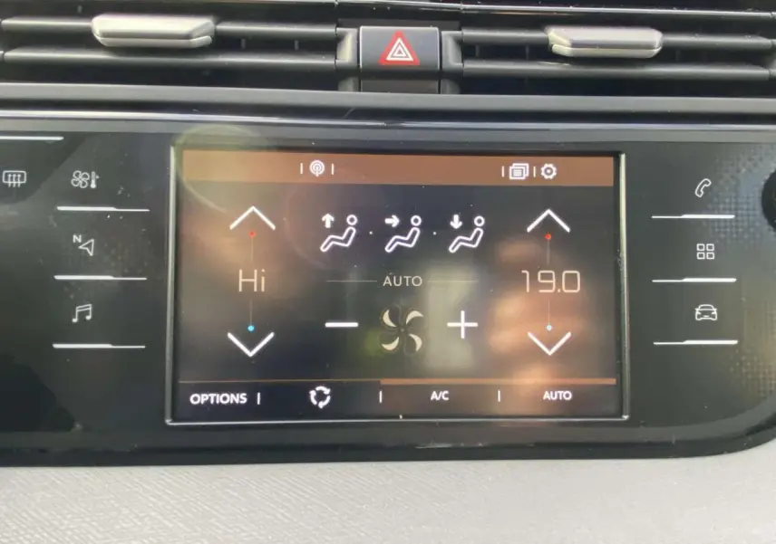 Écran tactile central affichant la climatisation automatique bizone du Citroën C4 Spacetourer noir, vue rapprochée intérieure.