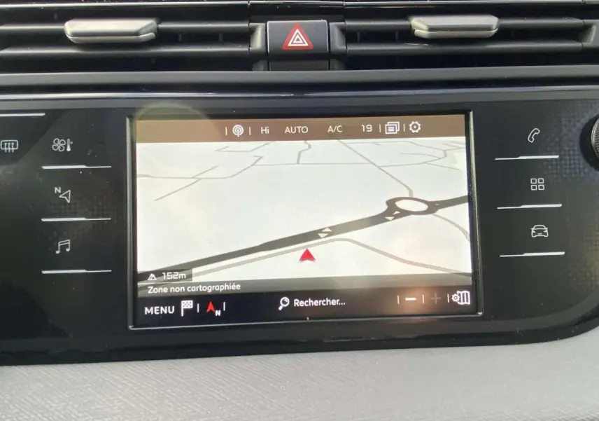 Écran tactile panoramique 12 pouces du tableau de bord du Citroën C4 Spacetourer noir, affichant la navigation GPS.