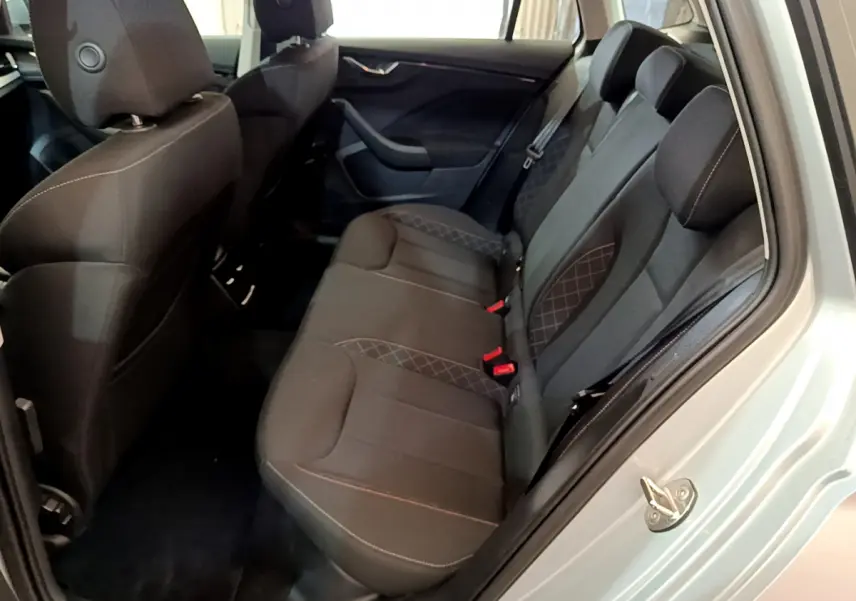 Vue intérieure côté droit des sièges arrière noirs avec surpiqûres du Skoda Kamiq gris clair 2022.