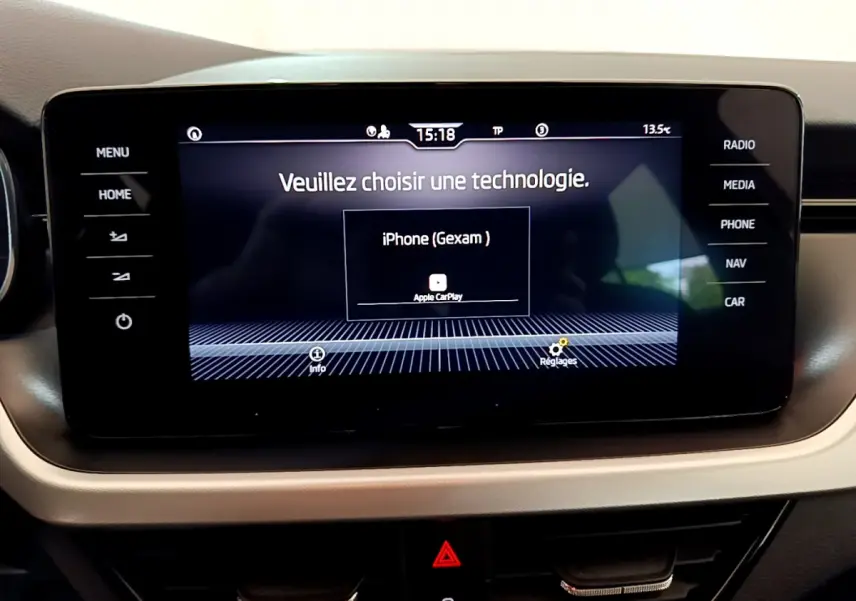 Écran tactile central du tableau de bord du Skoda Kamiq 2022 affichant le menu de connexion Apple CarPlay.