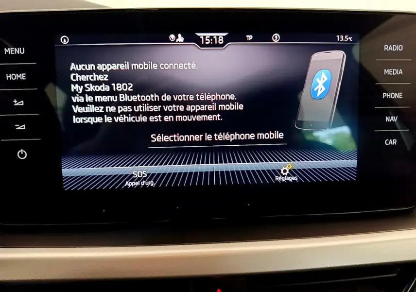 Écran tactile central du Skoda Kamiq gris clair 2022 affichant la connexion Bluetooth et options multimédia.