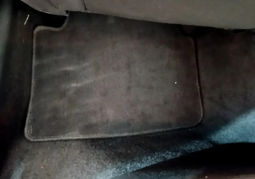 Tapis de sol noir côté passager arrière du Skoda Kamiq 2022, finition Business, intérieur sombre