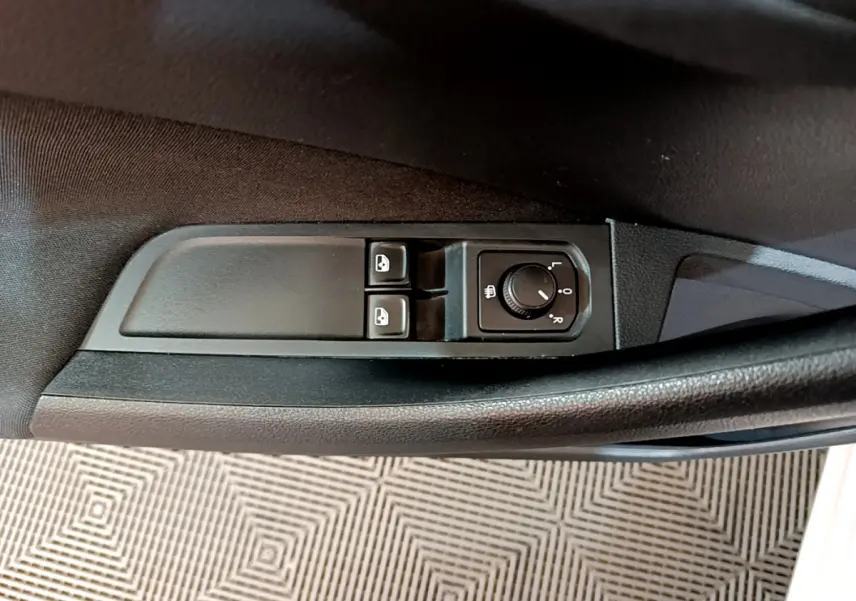 Commandes des vitres et réglage des rétroviseurs sur la porte côté conducteur d'un Skoda Kamiq gris clair 2022