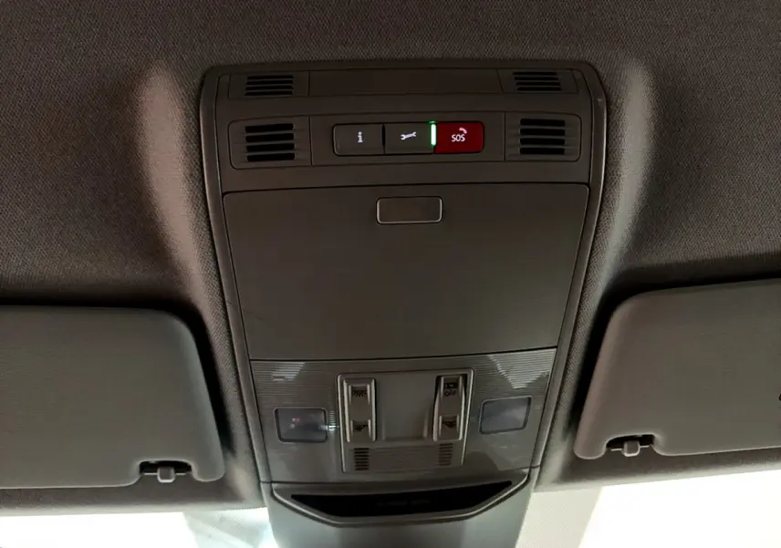 Vue en contre-plongée du plafonnier gris avec commandes d'éclairage et bouton SOS du Skoda Kamiq 2022.