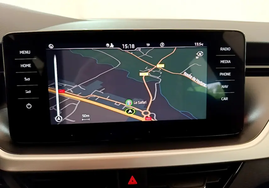 Écran tactile central affichant la navigation GPS dans l'habitacle clair d'une Skoda Kamiq 2022 gris clair.