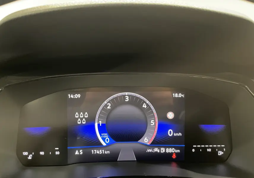 Tableau de bord numérique du Volkswagen Touran 2024 affichant la vitesse à 0 km/h et le compte-tours au ralenti.