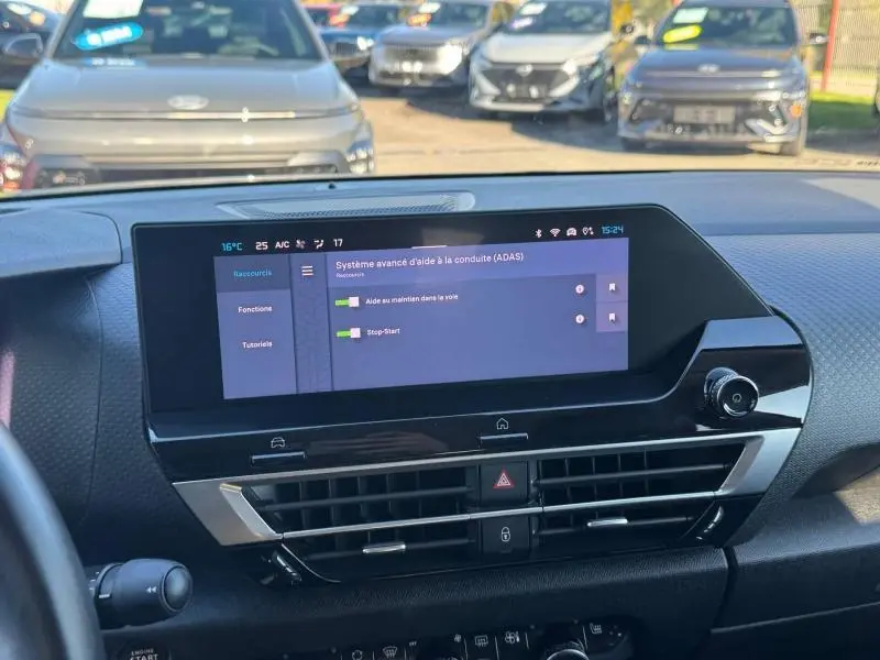 Vue intérieure du tableau de bord de la Citroën C4 2024 avec écran tactile affichant les aides à la conduite.