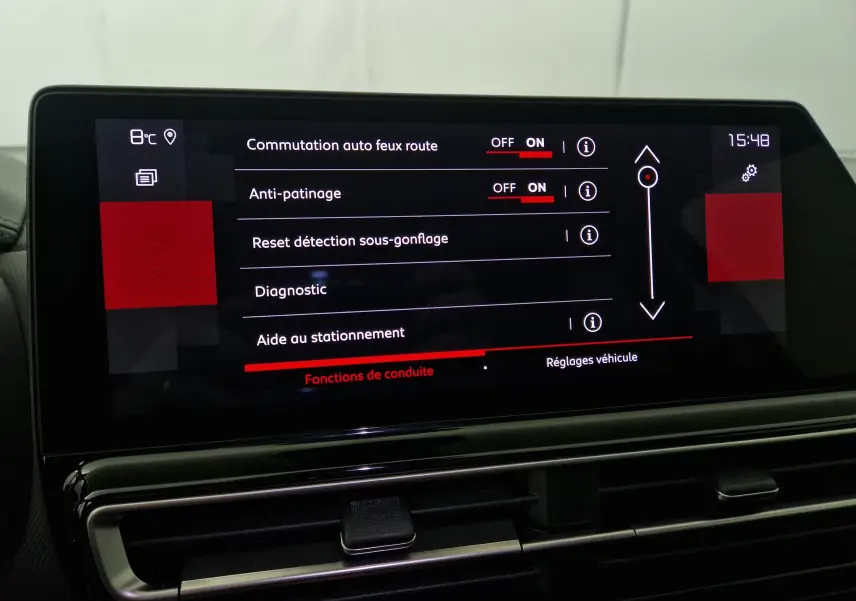 Écran tactile central du tableau de bord du Citroën C5 Aircross 2024 affichant les réglages d'aide à la conduite.