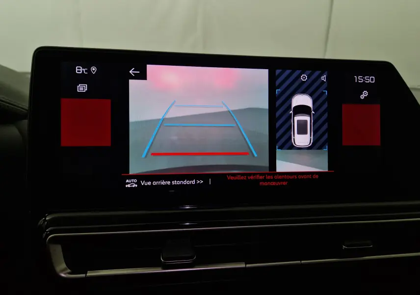 Écran central du Citroën C5 Aircross noir 2024 montrant la caméra de recul avec guidage et vue 360° du véhicule.