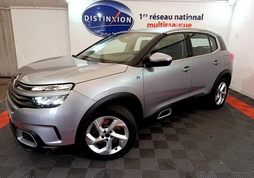 Citroën C5 Aircross Hybrid gris clair vue 3/4 avant droit, avec phares LED et jantes alliage distinctives.