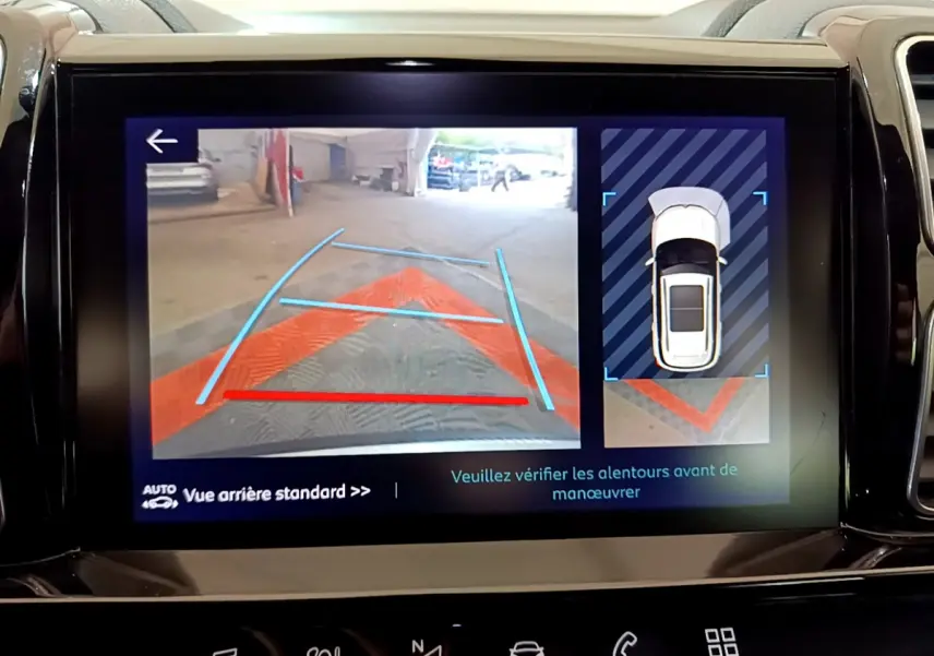Écran tactile intérieur montrant la caméra de recul et l'aide au stationnement du Citroën C5 Aircross gris clair hybride.