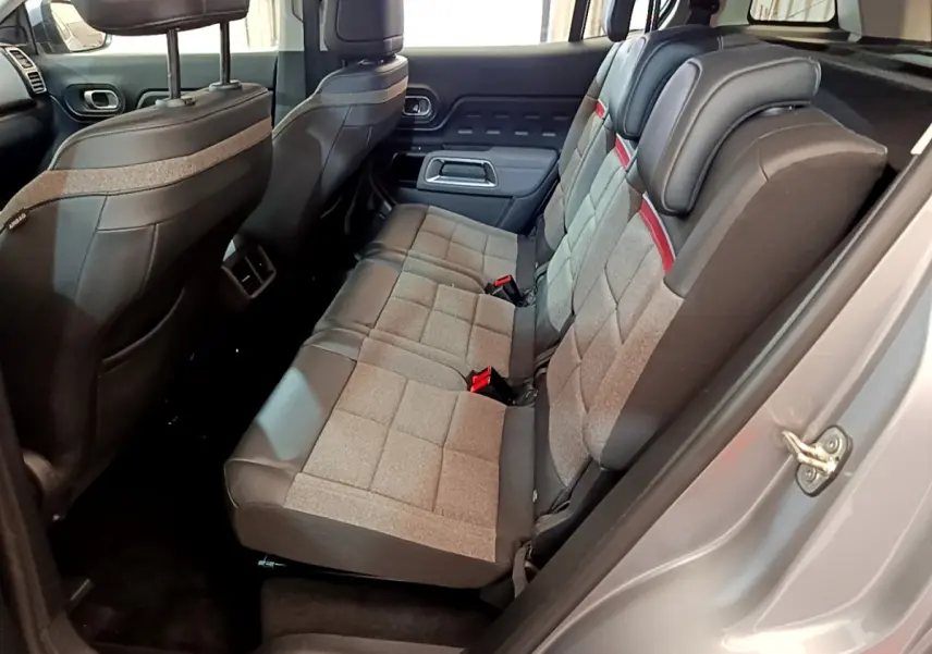 Vue côté droit sur les sièges arrière gris tissu et cuir du Citroën C5 Aircross Hybrid 225 ë-EAT8 Business, intérieur spacieux.