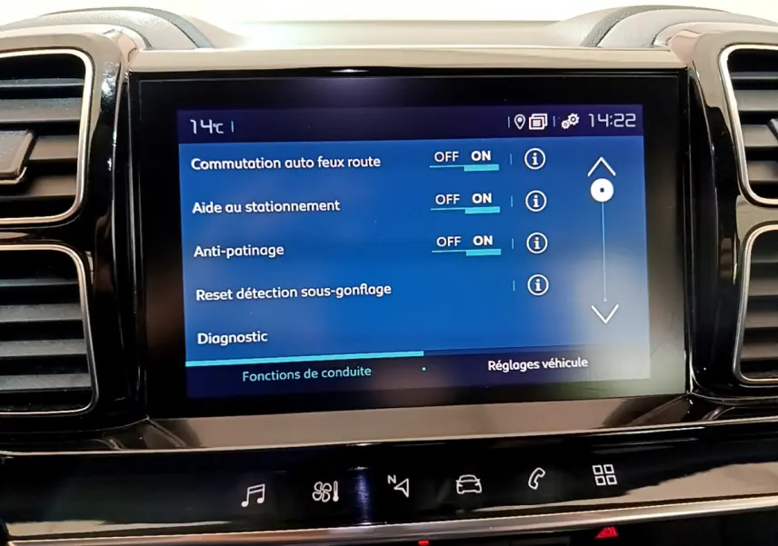 Écran tactile central du tableau de bord du Citroën C5 Aircross Hybrid 225, affichant les réglages d'aide à la conduite.