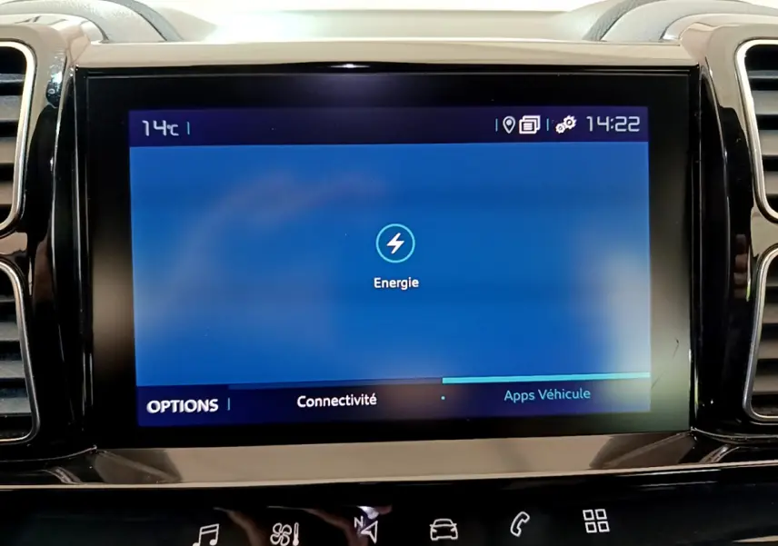 Écran tactile central affichant le menu énergie dans l'habitacle du Citroën C5 Aircross gris clair hybride rechargeable.