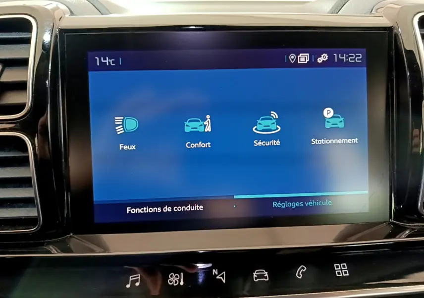 Écran tactile central du tableau de bord du Citroën C5 Aircross Hybrid 225 ë-EAT8 Business affichant les réglages de conduite.