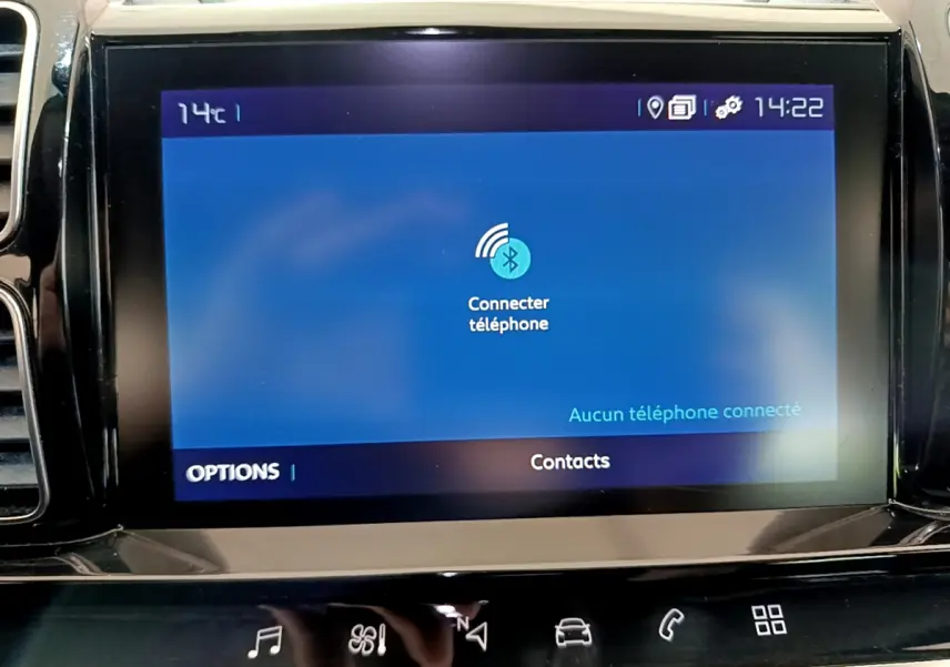 Écran tactile central de la CITROEN C5 AIRCROSS Hybrid 225 ë-EAT8 affichant la connexion Bluetooth téléphone, intérieur noir.