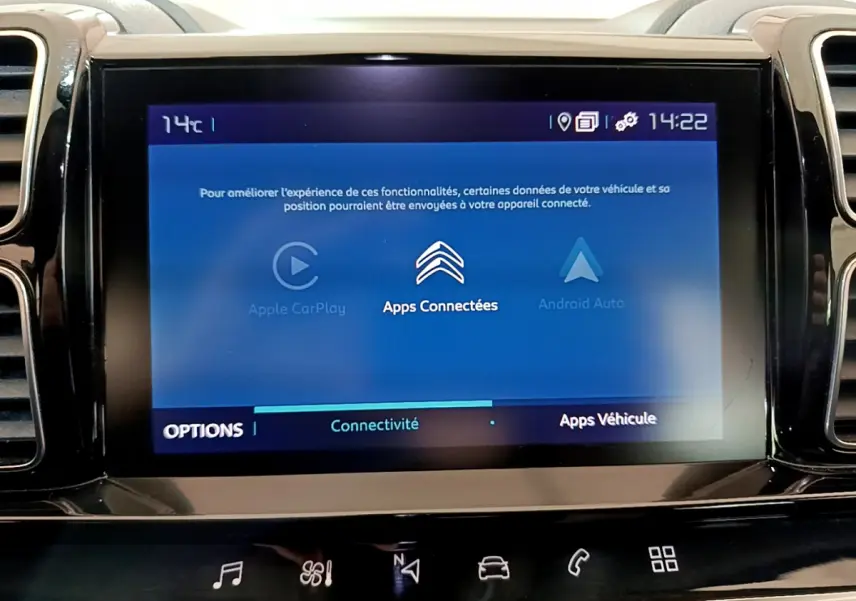 Écran tactile central affichant les options connectées Apple CarPlay et Android Auto dans un Citroën C5 Aircross Hybrid gris clair.