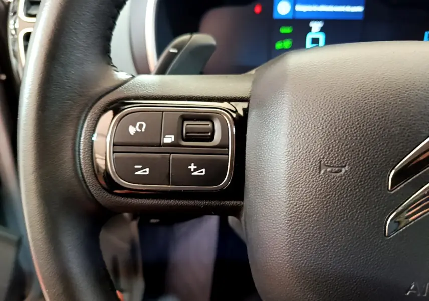 Gros plan sur les commandes gauche du volant cuir noir du Citroën C5 Aircross Hybrid 225 ë-EAT8 Business 2021.