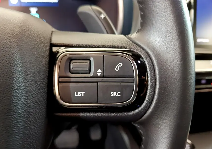 Gros plan sur les commandes gauche du volant cuir noir du Citroën C5 Aircross Hybrid 225 ë-EAT8 Business 2021.