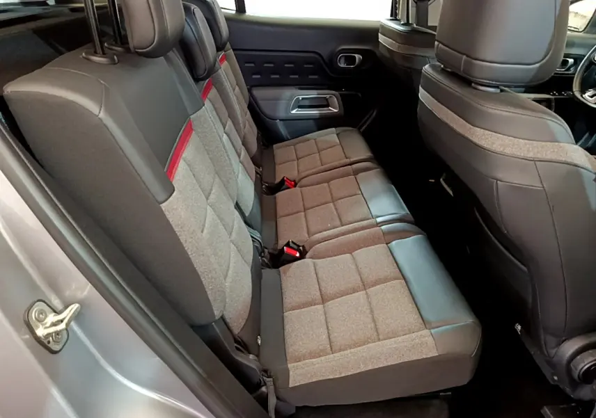 Vue intérieure côté gauche des sièges arrière gris et noir avec bande rouge du Citroën C5 Aircross Hybrid 225 ë-EAT8 Business 2021.
