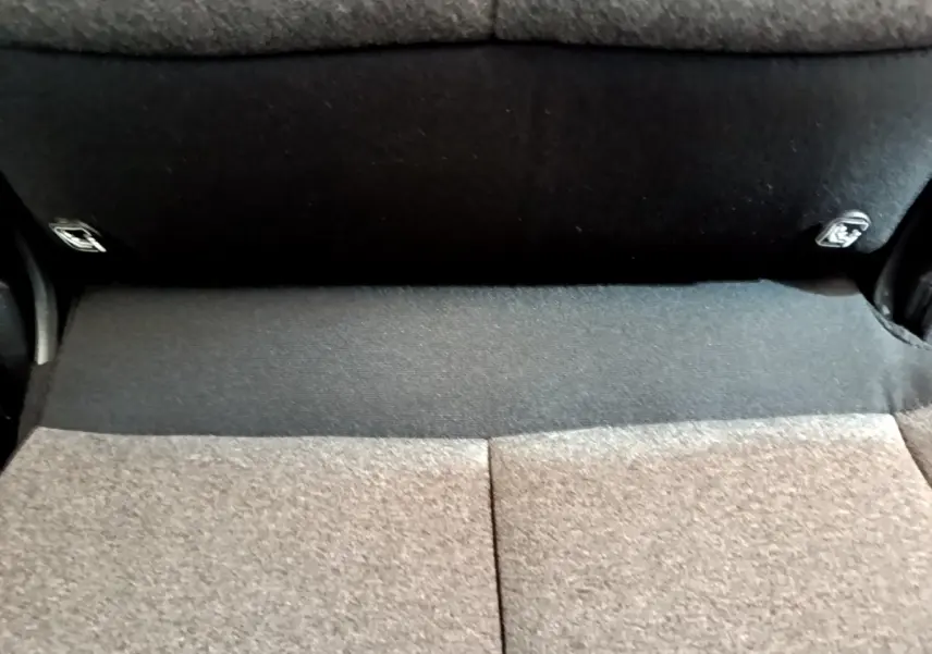 Vue rapprochée du coffre gris clair du Citroën C5 Aircross Hybrid 225 ë-EAT8 avec sièges arrière rabattus.