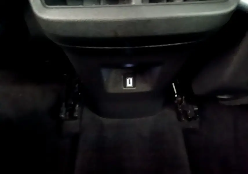 Prise USB arrière éclairée en blanc sur le plancher noir de la Citroën C5 Aircross Hybrid 225 ë-EAT8 Business.