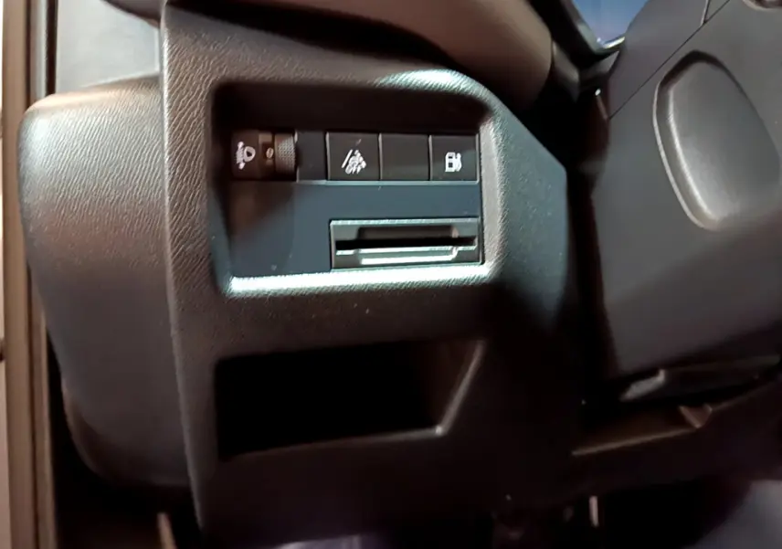 Détail du tableau de bord côté gauche du Citroën C5 Aircross Hybrid 225 ë-EAT8 Business avec commandes de phares et assistance.