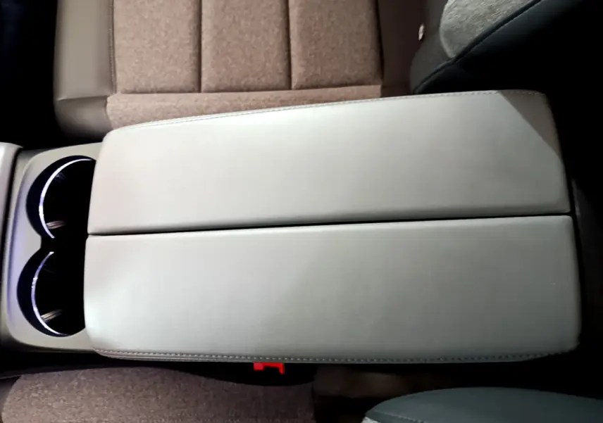 Accoudoir central gris clair avec porte-gobelets, sièges arrière tissu marron dans Citroën C5 Aircross Hybrid 2021.