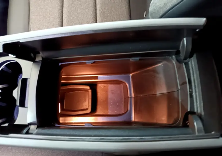 Gros plan sur le rangement réfrigéré ouvert au centre de la console d'une Citroën C5 Aircross Hybrid 225 gris clair.