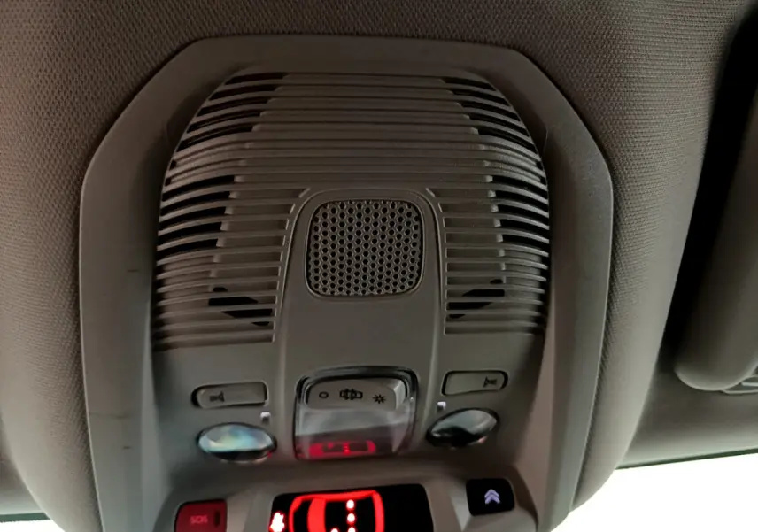 Plafonnier gris clair avec commandes d’éclairage et alerte SOS, intérieur d’un Citroën C5 Aircross Hybrid 2021.