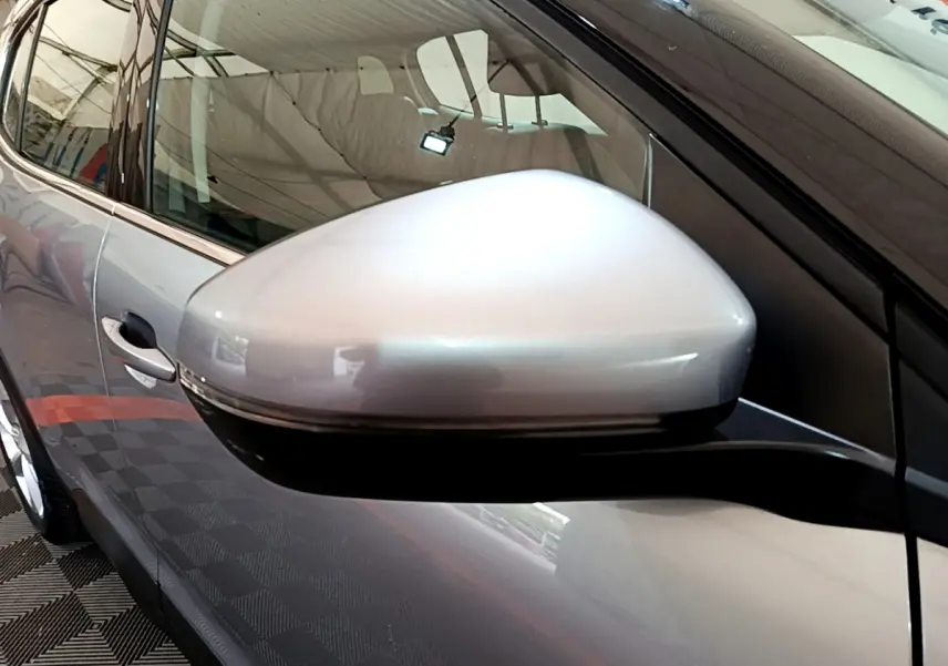 Rétroviseur côté gauche gris clair du Citroën C5 Aircross Hybrid 225 ë-EAT8 Business, vue rapprochée sur la portière.