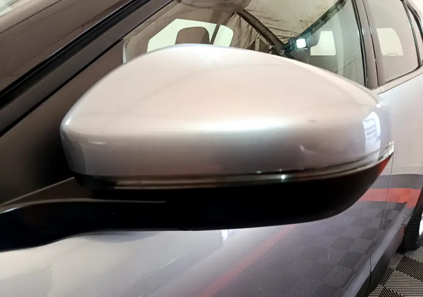 Gros plan sur le rétroviseur côté gauche gris clair du Citroën C5 Aircross Hybrid 225 ë-EAT8 Business de 2021.