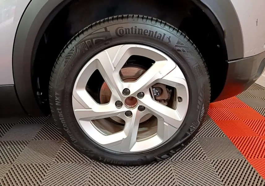 Gros plan sur la roue arrière droite grise du Citroën C5 Aircross Hybrid 225 ë-EAT8 avec pneu Continental visible.