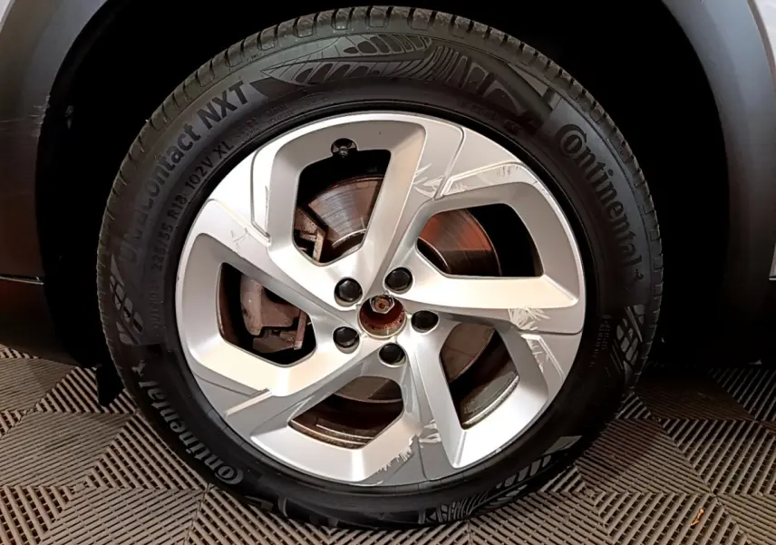 Gros plan sur la roue avant droite du Citroën C5 Aircross Hybrid 225 gris clair, jante alliage à cinq branches.