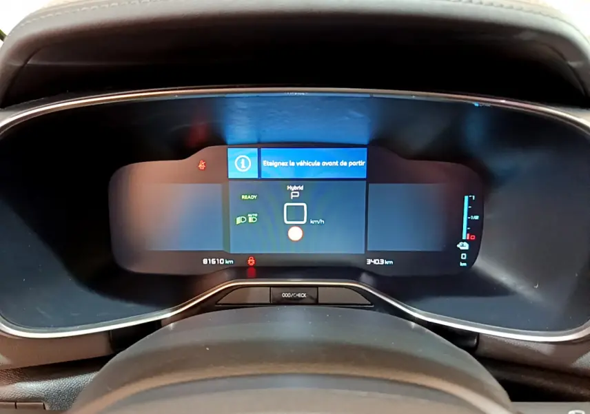 Tableau de bord numérique du Citroën C5 Aircross Hybrid 225, affichage central avec message d'arrêt du véhicule.