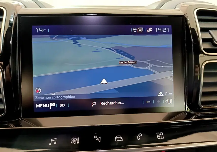 Écran tactile central du tableau de bord du Citroën C5 Aircross Hybrid gris clair affichant la navigation GPS en 3D.
