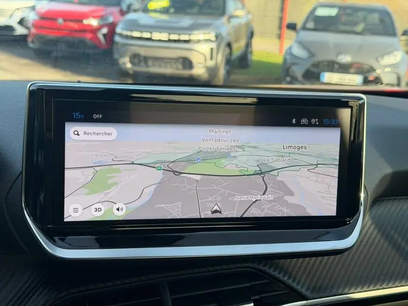 Écran tactile central du tableau de bord du Peugeot 2008 rouge Elixir, affichant la navigation GPS.