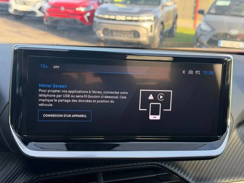 Vue avant d'un Peugeot 2008 rouge Elixir 2024, mettant en valeur ses lignes modernes et ses phares LED distinctifs.